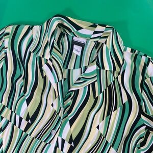 Kim Rogers Essentials M Green Black White Abstract Print Button Down Top‎